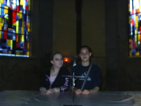 Mélanie & Chanaël dans l'église, à la place du curé